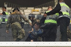Versus / Policía brasileña, otra vez protagonista de brutal represión a hinchas extranjeros