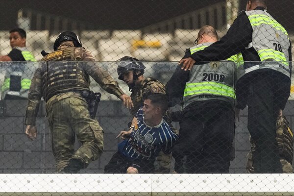 Versus / Policía brasileña, otra vez protagonista de brutal represión a hinchas extranjeros