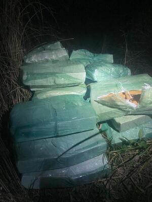 Hallan bolsas con supuesta marihuana en General Díaz