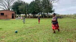 La abuela futbolera que arrasa en las redes jugando con sus nietos