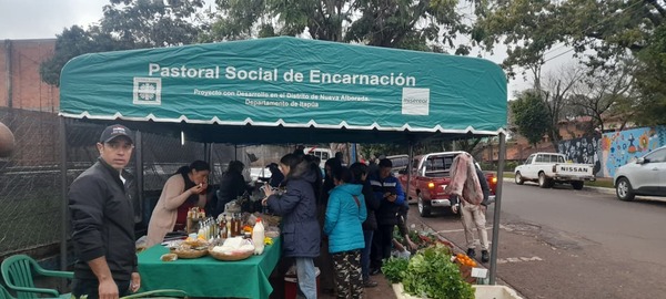 Productores agroecológicos mantienen su feria en pese al feriado
