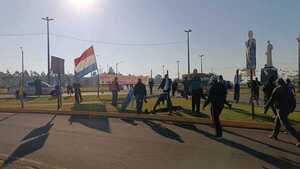 Retiran carteles de protesta en rotonda de Mboi Ka’e por seguridad vial