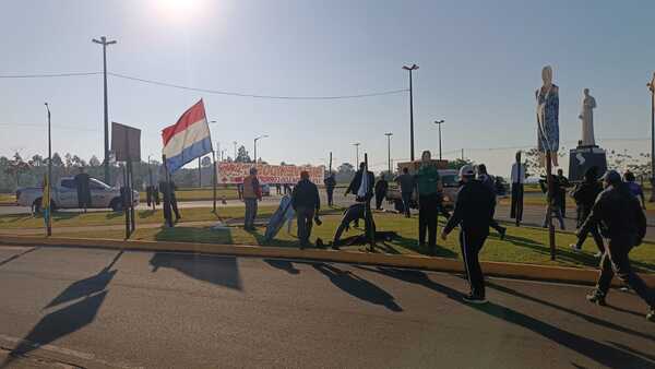 Retiran carteles de protesta en rotonda de Mboi Ka’e por seguridad vial