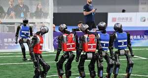 La Nación / China realiza la primera olimpiada de robots humanoides