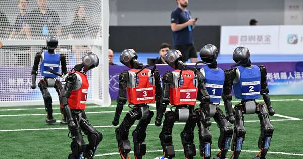 La Nación / China realiza la primera olimpiada de robots humanoides