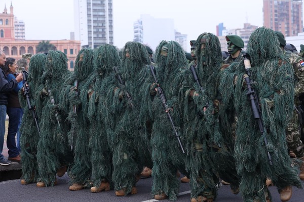 Popular / Desfile en la Costanera y calle Palma por 488 años de la fundación de Asunción
