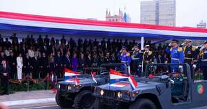 La Nación / El Gobierno rindió homenaje a Asunción con gran desfile militar