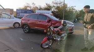 Choque entre motocicleta y camioneta deja dos heridos en Encarnación
