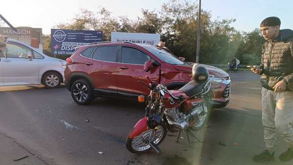 Choque entre motocicleta y camioneta deja dos heridos en Encarnación