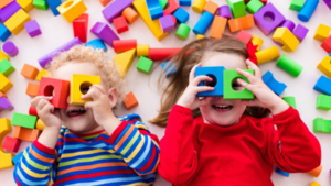 Niños sin pantallas en su día: La importancia de regalos que estimulen su creatividad
