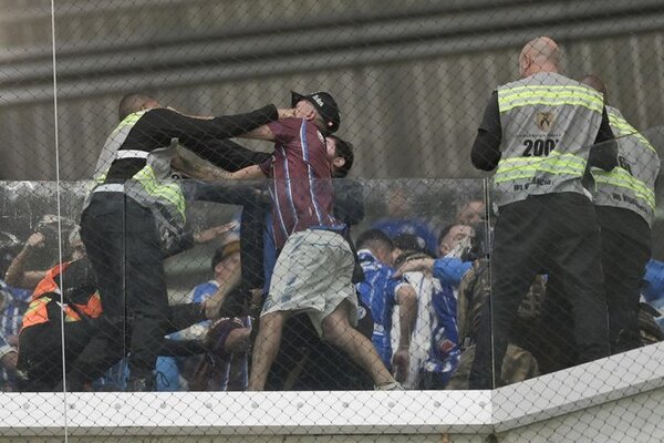 Le tocó a Godoy Cruz; otra vez la policía brasileña pegándole a hinchas extranjeros