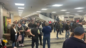 Aeropuerto Silvio Pettirossi está repleto y con baños fuera de servicio