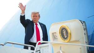 Trump viaja a la cumbre con Putin en Alaska acompañado de la cúpula de su Gabinete