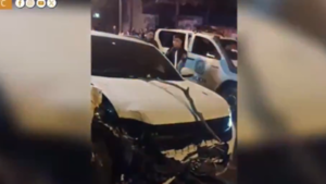 Video: Periodista ebrio choca contra dos árboles y un basurero en el barrio Tacumbú