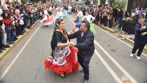 Microcentro de Asunción se viste de fiesta y multitud celebra aniversario de la capital