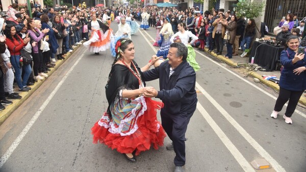 Microcentro de Asunción se viste de fiesta y multitud celebra aniversario de la capital