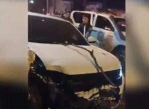 Periodista alcoholizado choca contra un árbol en Asunción