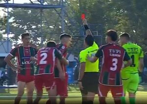 Popular / ¡Insólito! Jugador de Tembetary fue echado por pechear a su arquero