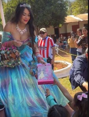 Popular / (VIDEO)Laurys Diva dio alegrón a niños en una escuela de Caaguazú