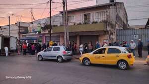 Se repite la larga fila para comprar carne: “gracias al Presidente estamos así”  - Economía - ABC Color