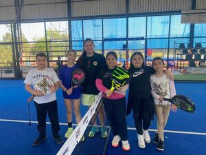 Escuela gratuita de pádel para niños en Encarnación
