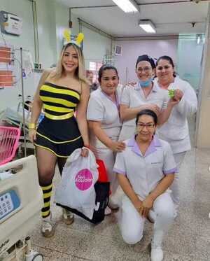 Popular / (VIDEO)Cuerona se vistió de "abejita chiquitita" y alegró a niños en un hospital