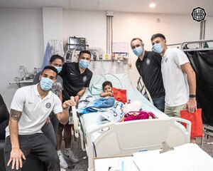 Versus / Loable gesto de Olimpia con los niños por su día