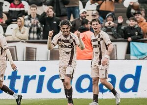 Versus / ¡Platense gana con doblete de Ronaldo Martínez!