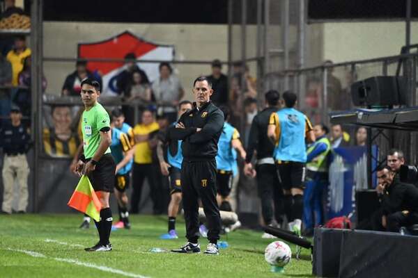 Víctor Bernay valora el esfuerzo de sus jugadores a pesar de la derrota - Guaraní - ABC Color