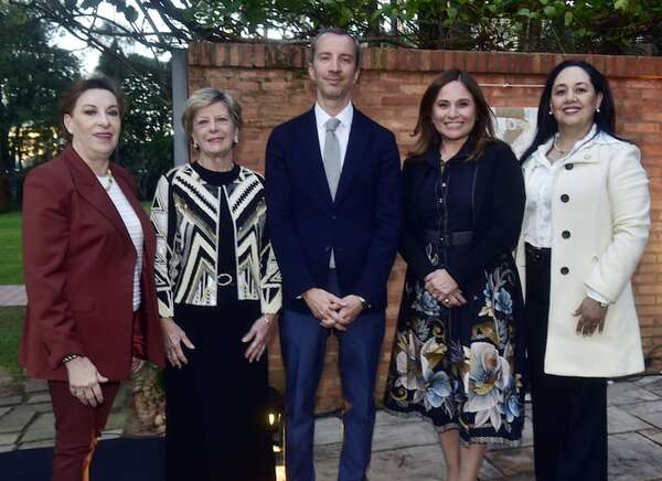 Moda con propósito: Panambi brilló en la Residencia de España - Sociales - ABC Color