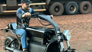 Con el motor de un Toyota Vitz montó una robusta motocicleta