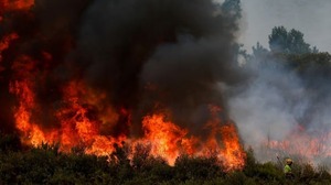 Incendios forestales causan tres muertos en España y hay miles de evacuados