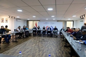 Docentes mantienen protesta: clases suspendidas el lunes y martes - ADN Digital