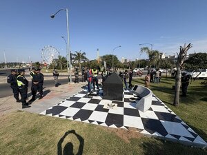 Popular / Tremendo bolonqui por monolito masón en la Costanera