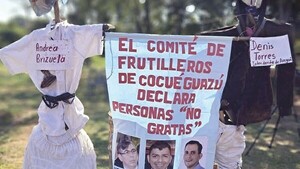 Frutilleros escracharon a popes de Areguá con unos muñecos