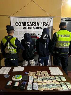 Detienen a dos jóvenes por tenencia de presunta cocaína en la capital de Misiones - Policiales - ABC Color