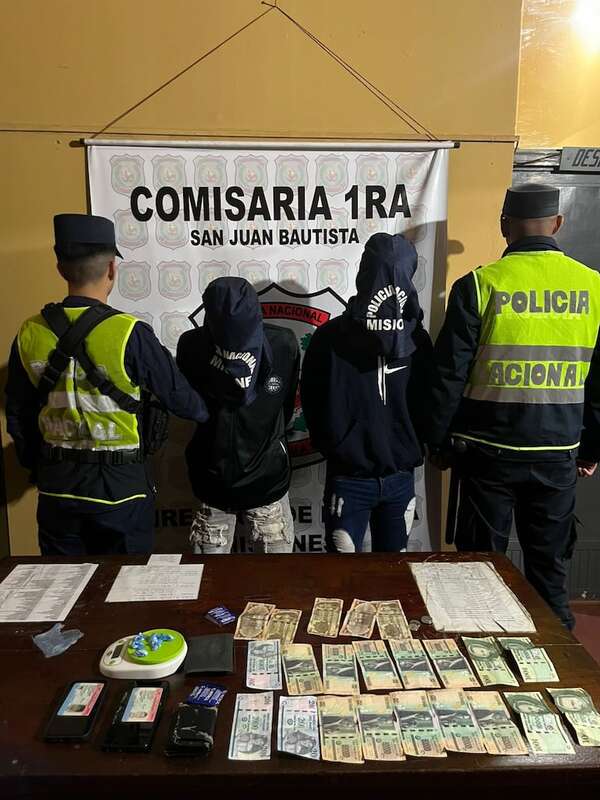 Detienen a dos jóvenes por tenencia de presunta cocaína en la capital de Misiones - Policiales - ABC Color