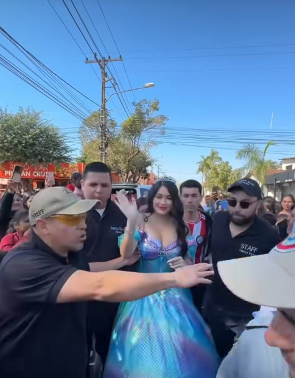 Popular / Pastor otrozá a Laurys Dyva por su presencia en festejo del Día del Niño