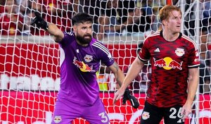 Versus / Carlos Coronel ataja un penal y brilla en triunfo de su equipo