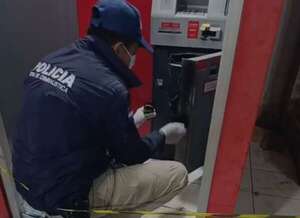 Entre dos. intentan robar  un cajero automático - Policiales - ABC Color