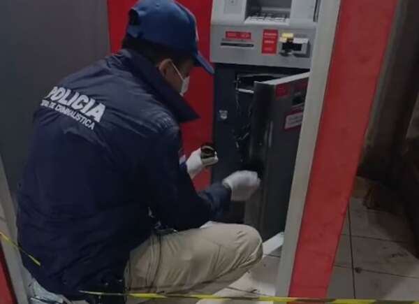 Entre dos. intentan robar  un cajero automático - Policiales - ABC Color