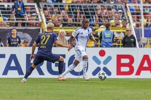 Versus / Interrumpen cinco minutos un partido de Copa alemana por insultos racistas