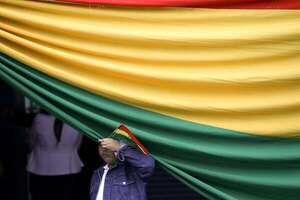 Bolivianos en Paraguay votan en jornada electoral “tranquila y concurrida”  - Mundo - ABC Color
