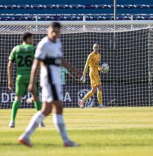 Facundo Insfrán, el arquero debutante que estuvo a la altura del clásico “blanco y negro” - Olimpia - ABC Color