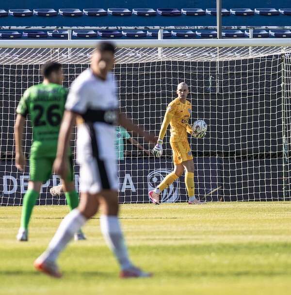 Facundo Insfrán, el arquero debutante que estuvo a la altura del clásico “blanco y negro” - Olimpia - ABC Color
