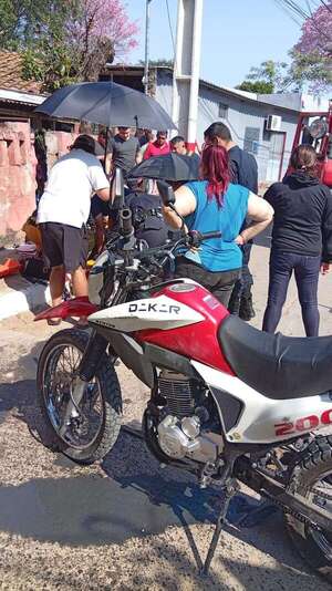 Vídeo: motociclistas caen de forma violenta tras aparentemente huir de PMT - Policiales - ABC Color
