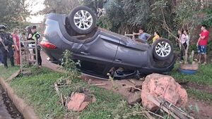 Encarnación: vehículo fue rapiñado tras volcar en la Costanera