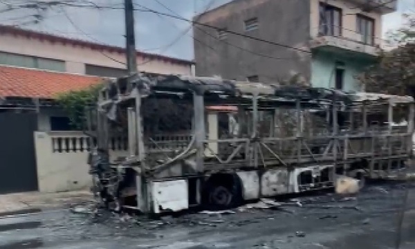 Incendio de gran magnitud consumió un ómnibus en pleno microcentro de Asunción - OviedoPress