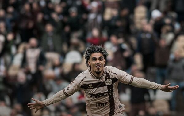 Intratable Ronaldo Martínez en Platense: con doblete suyo, su equipo venció a San Lorenzo