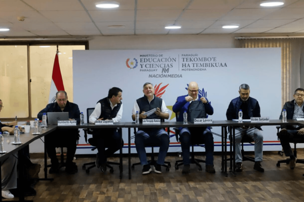 Docentes en huelga piden 8.6 % más, aunque se podría acordar un reajuste del 5 % - Noticiero Paraguay